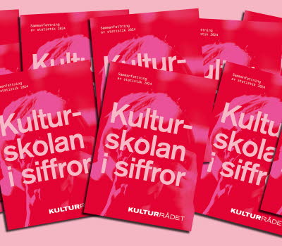 Kollage med upprepat motiv i form av rapportomslag i rött och rosa. 