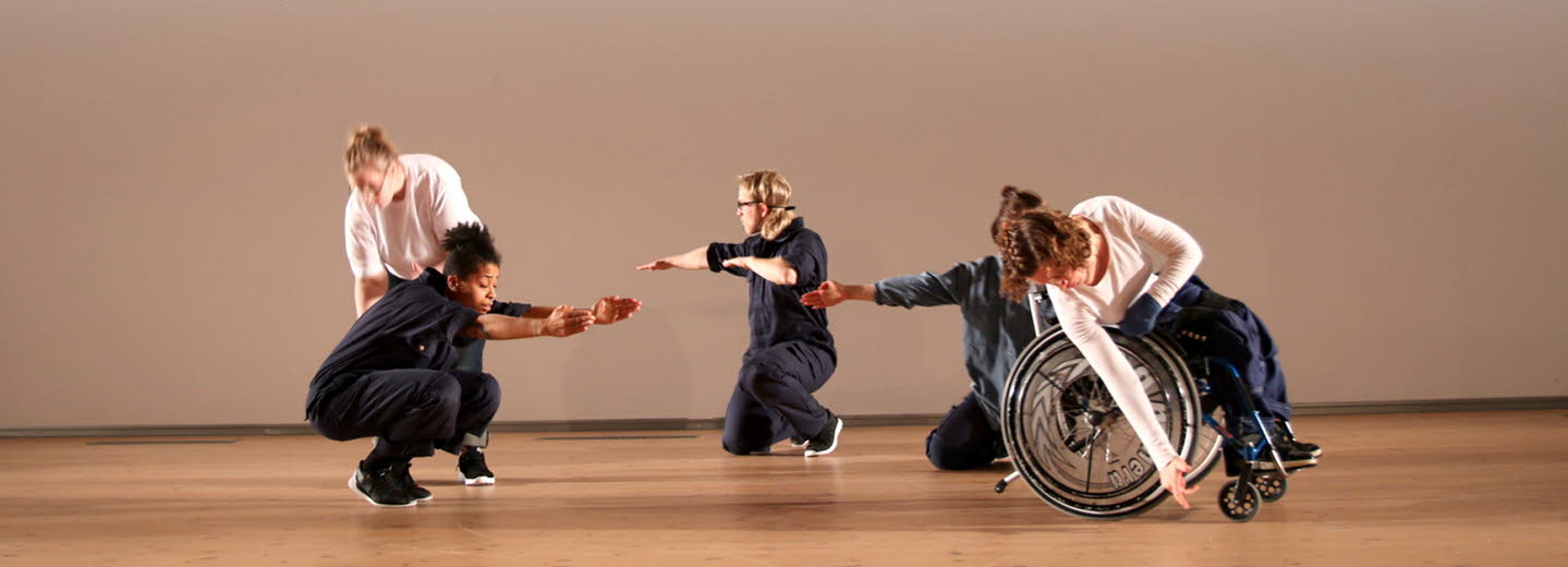 Dansverket WORK av ShareMusic & Performing Arts är en föreställning som speglar dans som ett kroppsarbete. Foto: Åsa Rosén. 