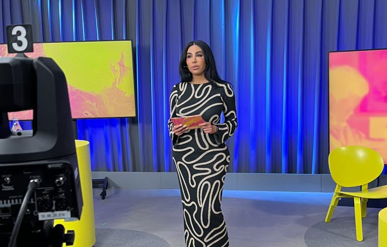 Programledaren Melody Farsin framför kameran. 
