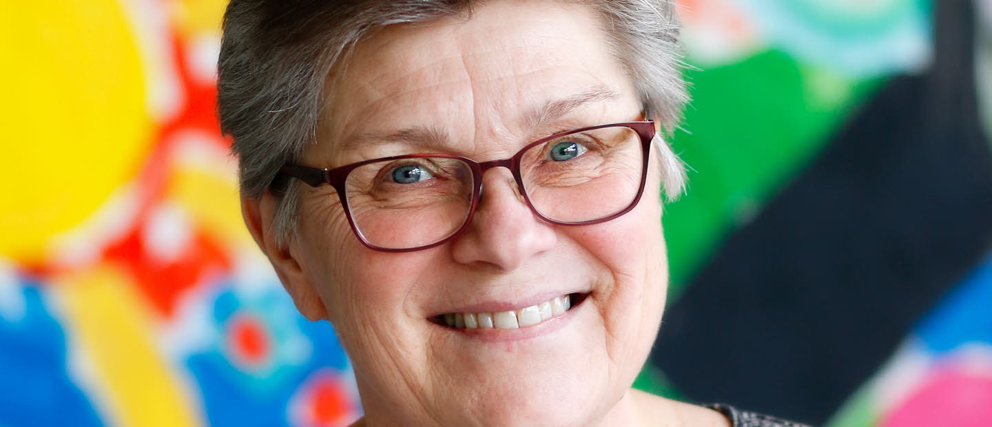 Maria Becker Gruvstedt fotograferad mot en färgglad bakgrund