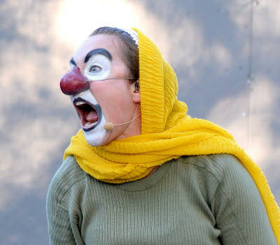Bortas Josefine Anderson i clownsminkning och en gul stickad sjal. 