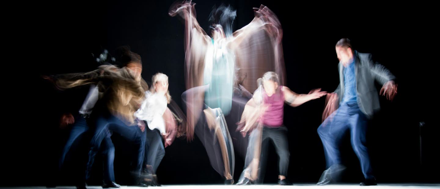 Barn som dansar på en sven