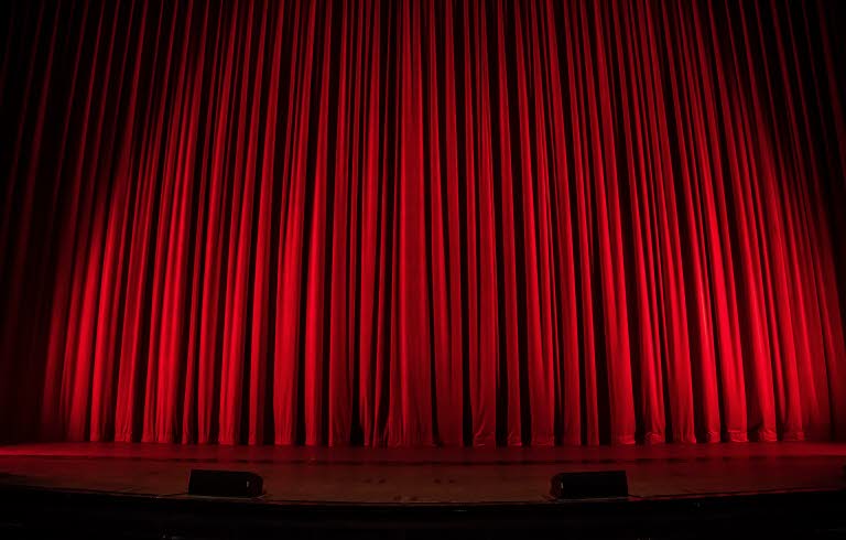 En dovt röd scenridå.