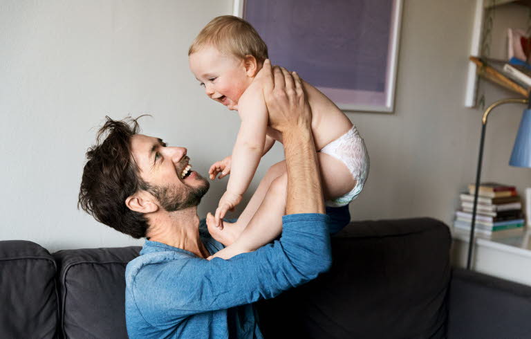 Man håller uppe en bebis. Foto: Susanne Kronholm