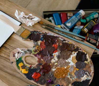 Blandade färger på paletter.