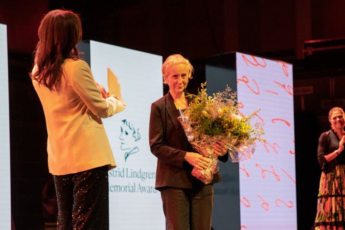 Eva Lindström tar emot Astrid Lindgren Memorial Award på Konserthuset i Stockholm.  Prisdiplomet överlämnades av H.K.H. Kronprinsessan Victoria. Foto: Susanne Kronholm.