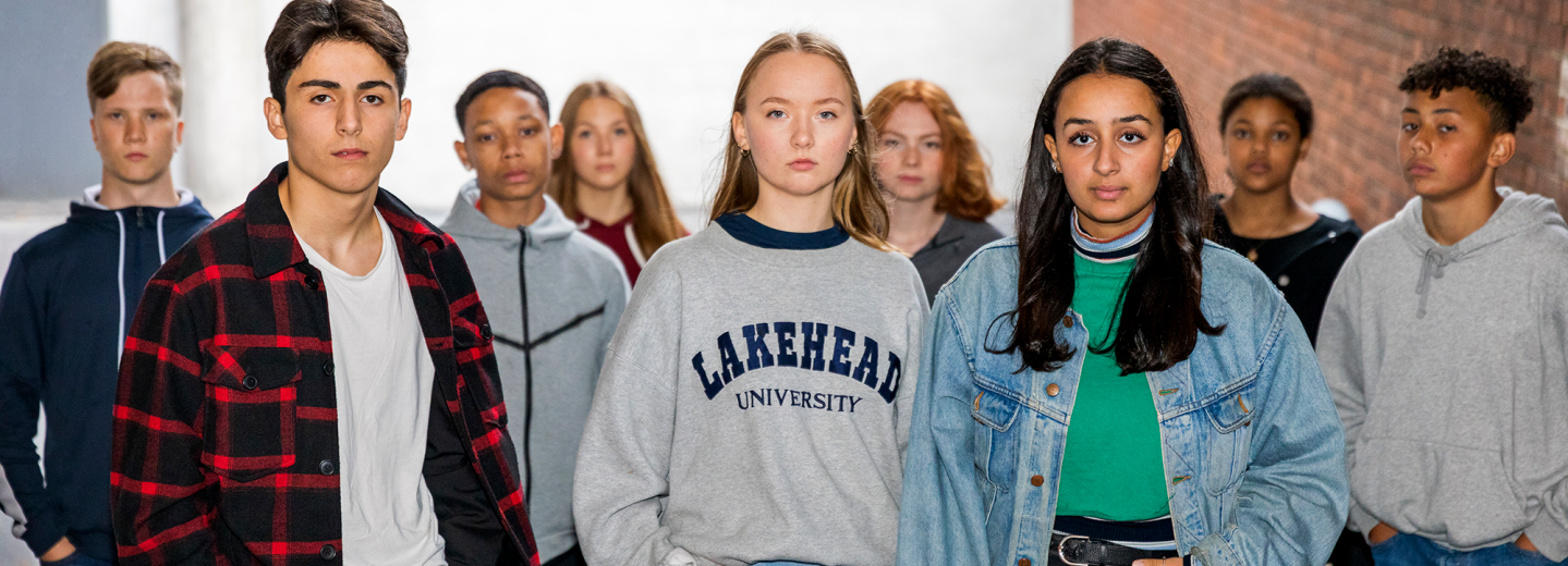 En grupp med nio ungdomar, blandat med pojkar och flickor.