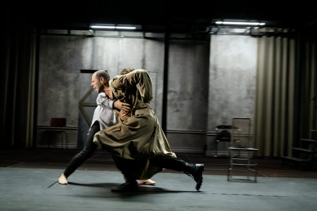 Tv&aring; personer i 1500-talskl&auml;der som agerar p&aring; scen.