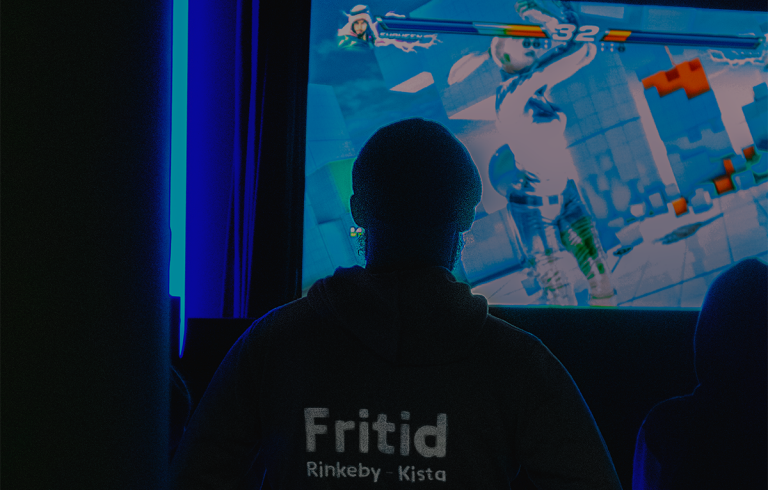 Ett barn framför en skärm med spel