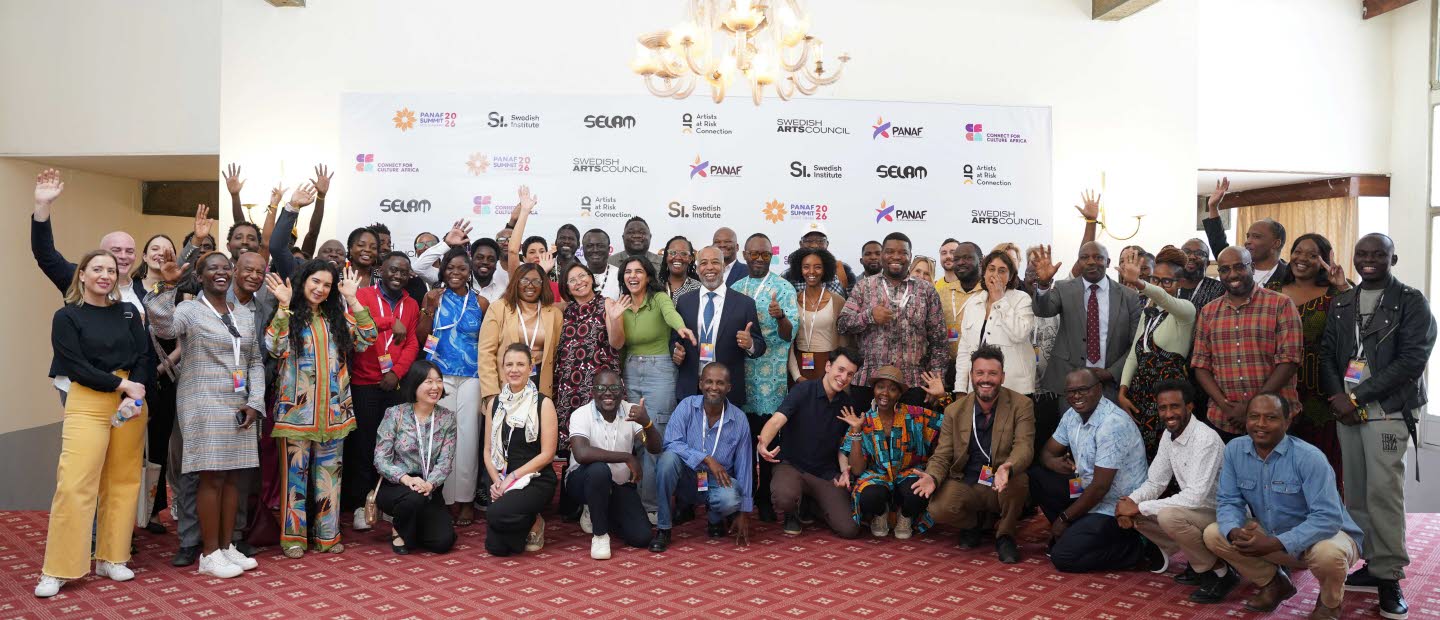 Gruppbild på en stor samling av PANAF-deltagare. 