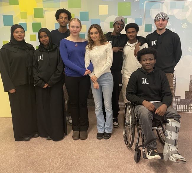 Gruppbild p&aring; &aring;tta personer.