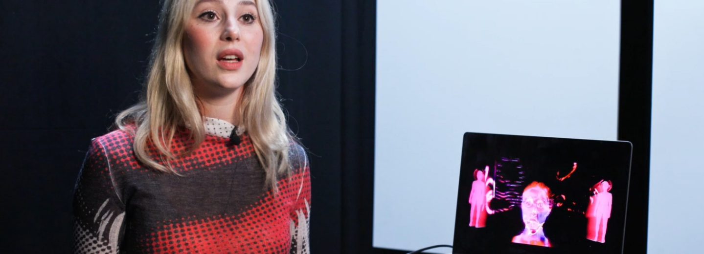 Kvinna talar in i kameran.