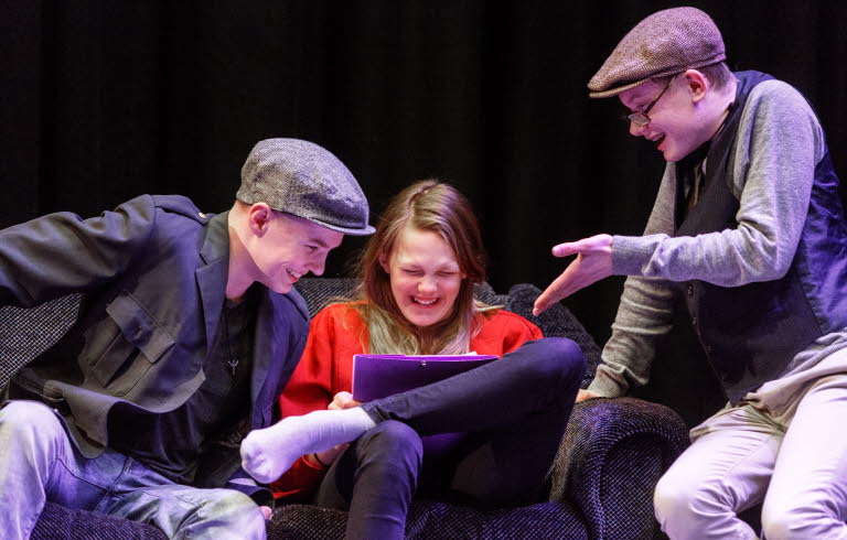 Tre unga läser tillsammans