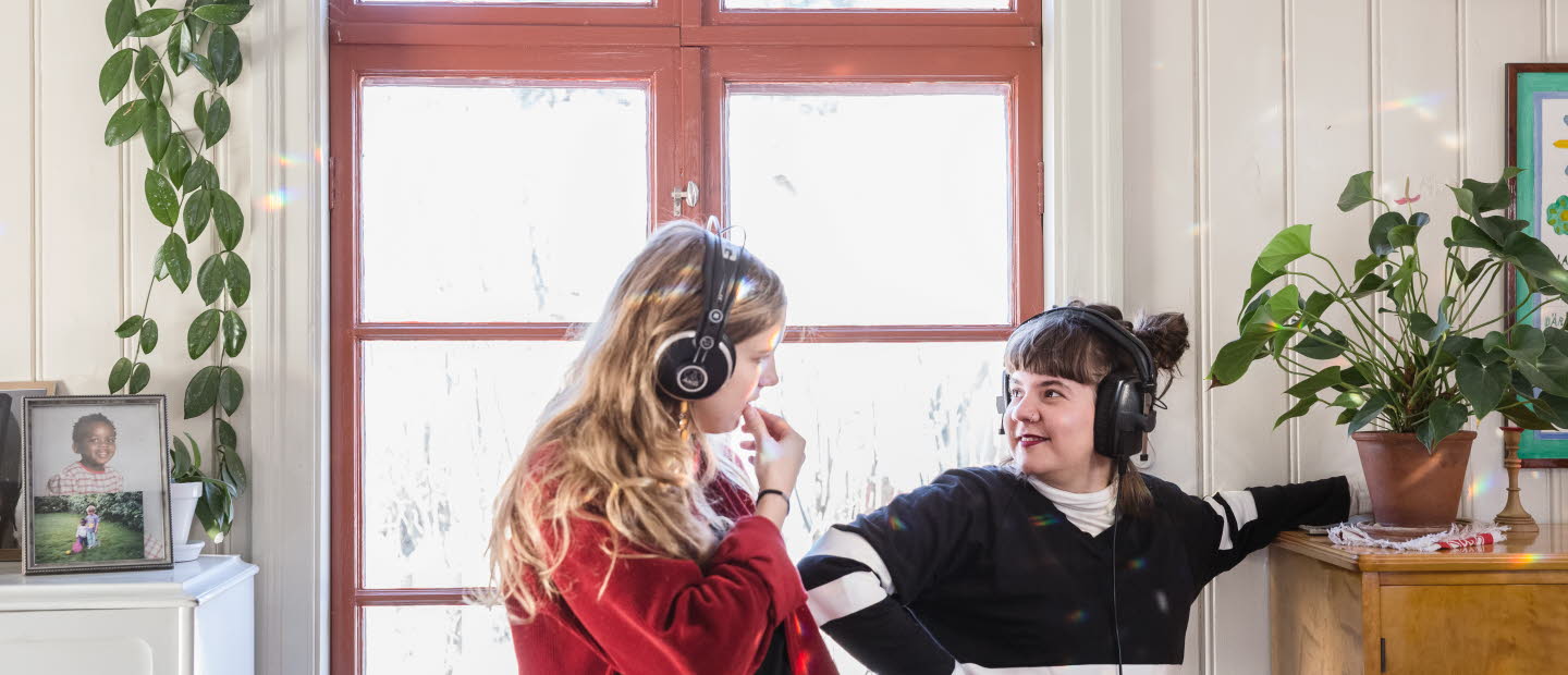  Duon Sara och Samantha lyssnar igenom inspelningen av sin skiva Matriarkerna. Foto: Elin Björklund. 