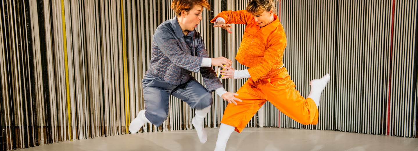 Burken (The Can), a story about two good friends and a can, is a dance performance by Zebradans. Photo: Stefan Bohlin.