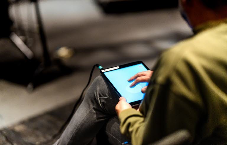 En lärare arbetar med en iPad.