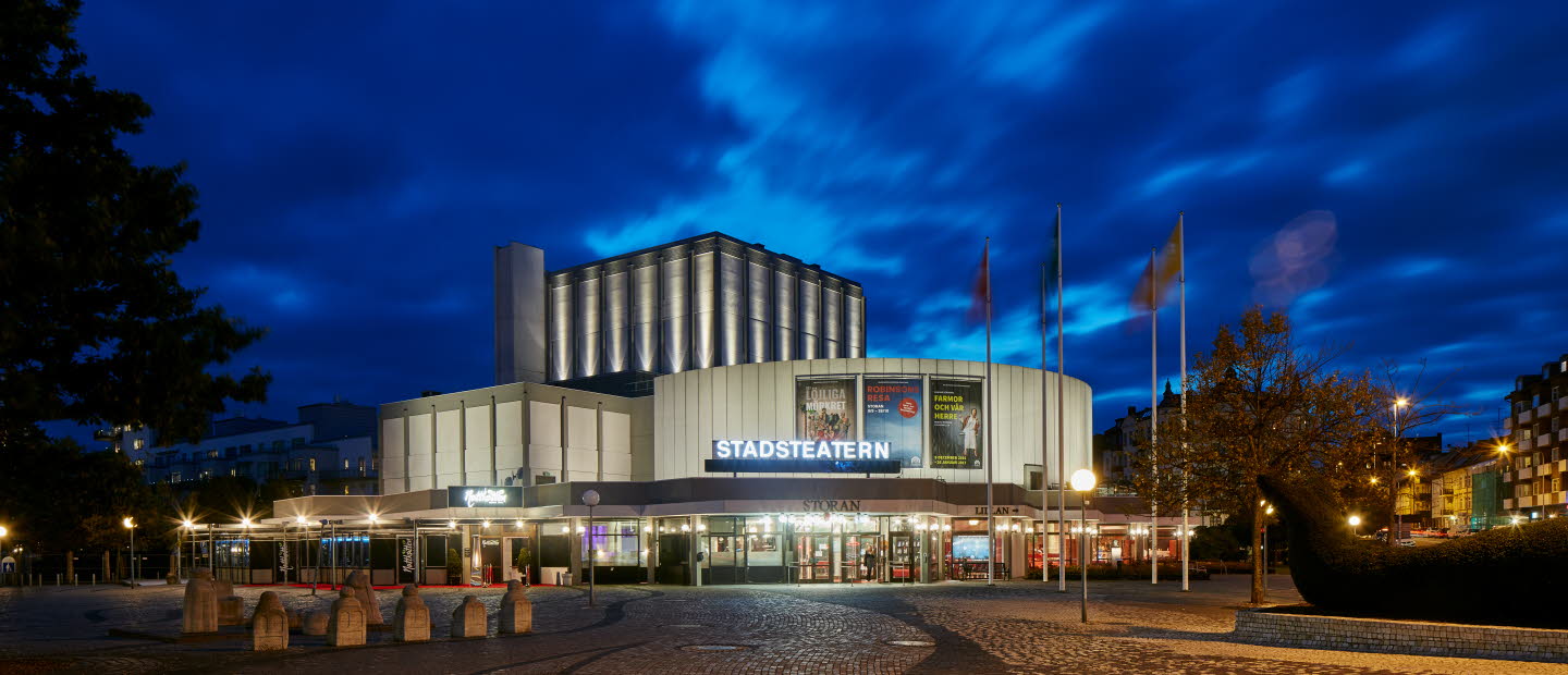 Helsingborgs stadsteaters fasad i kvällsljus.