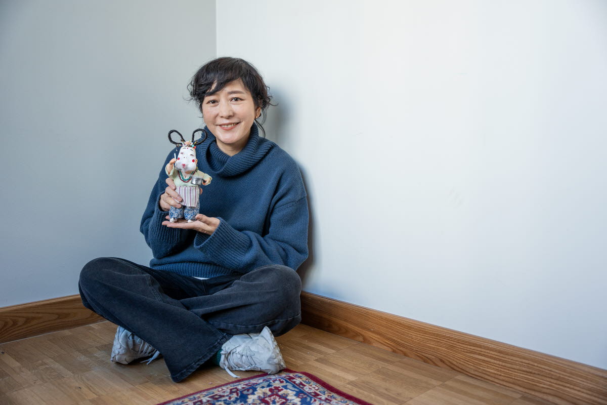Baek Heena with her figurine "Odd Mama"