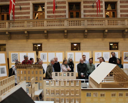 Arkitektskolan på Kungliga Konsthöskolan i Köenhamn visar en utställning med elevarbeten i Köpenhamns rådhus.