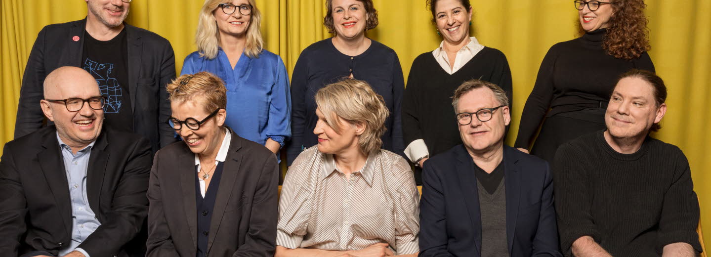 Gruppbild av ledamöterna i läsrådet. Ledamöterna skrattar och några tittar bort.