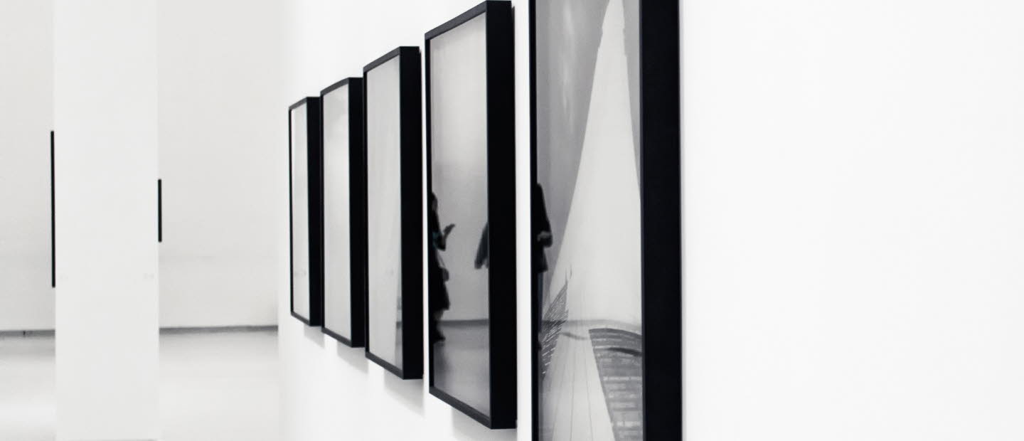 Svartvita fotografier på ett galleri.