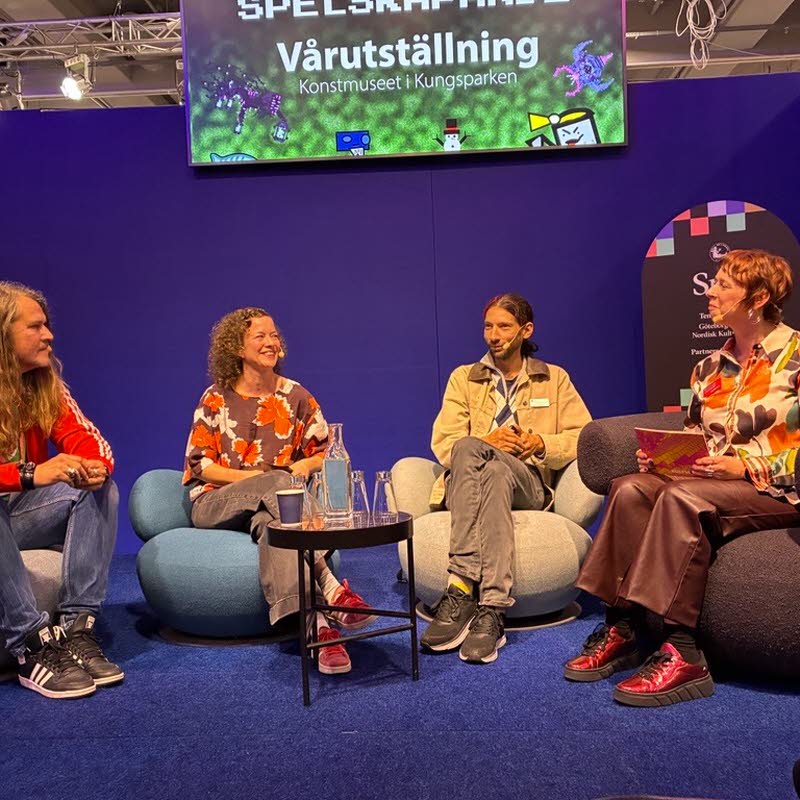 Paneldeltagare på scenen.