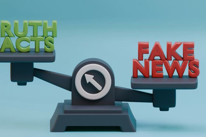 Våg där det står True Facts i grönt på ena sidan och Fake News i rött på den andra. 