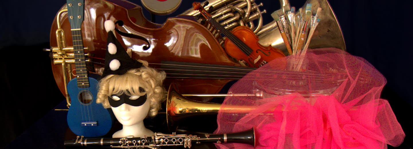 Instrument och andra kulturföremål liggandes på ett piano.