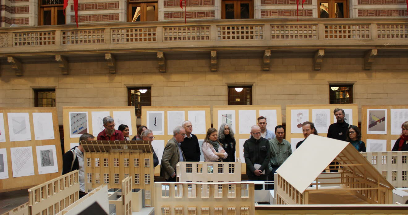 Arkitektskolan på Kungliga Konsthöskolan i Köenhamn visar en utställning med elevarbeten i Köpenhamns rådhus.