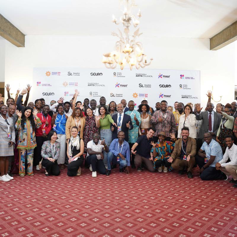 Gruppbild på en stor samling av PANAF-deltagare. 