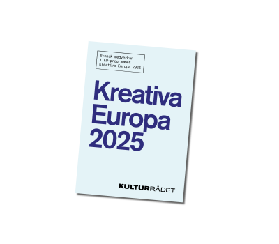 Årsrapport Kreativa Europa 2025, blå text på blå bakgrund.