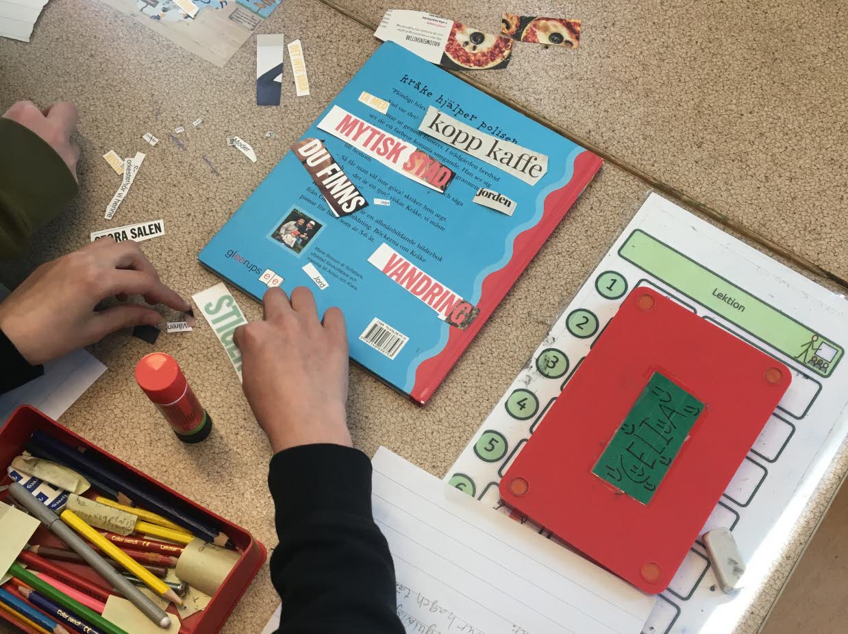 Barn skapar poesi med urklippta ord från tidningar.