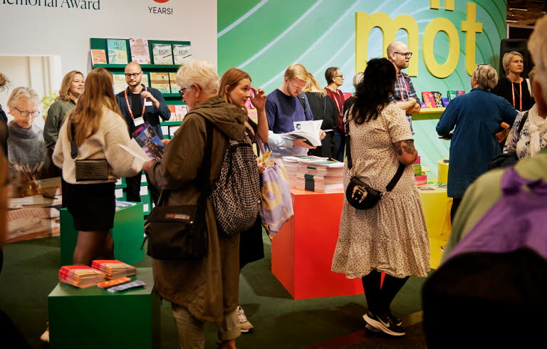 Människor minglar i Kulturrådets monter på Bokmässan.