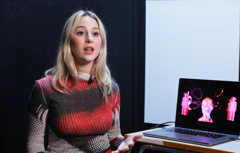 Kvinna talar in i kameran.