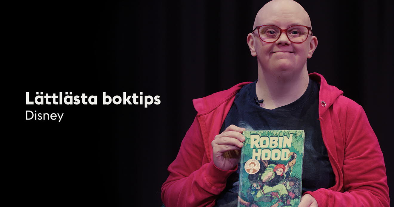 En kvinna håller upp sitt Disney-boktips.