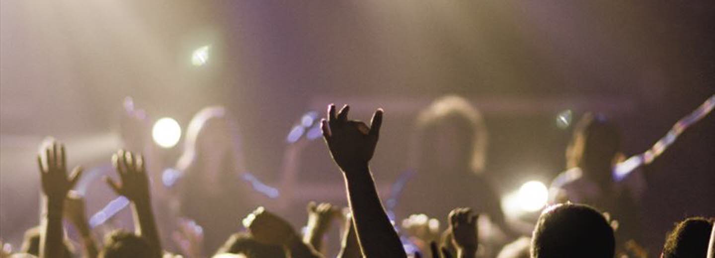 Omslag, bild på händer i luften under en konsert.