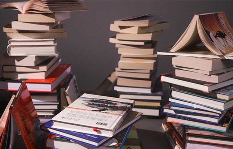Högar med böcker.