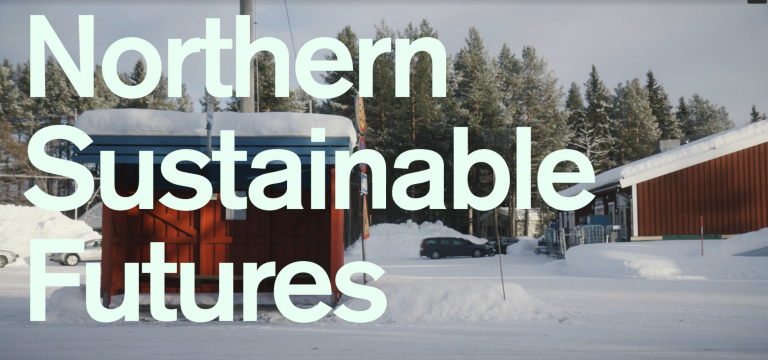 Röda träbyggnader i vinterlandskap.