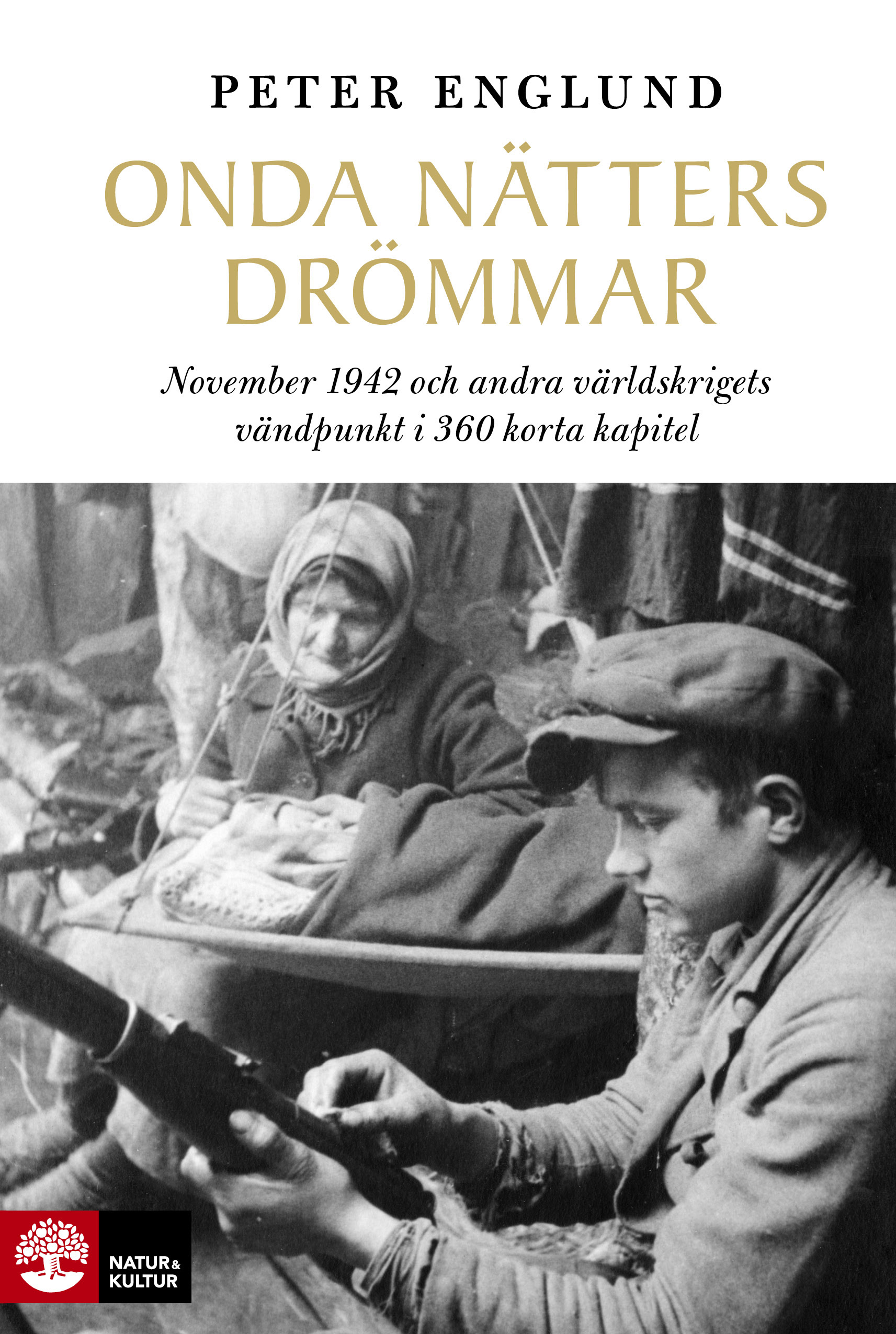 Book cover of "onda n&auml;tters dr&ouml;mmar", an old photo of a young man loading a gun, and old woman is looking at him.