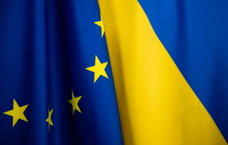 Delar av den ukrainska flaggan och EU-flaggan.