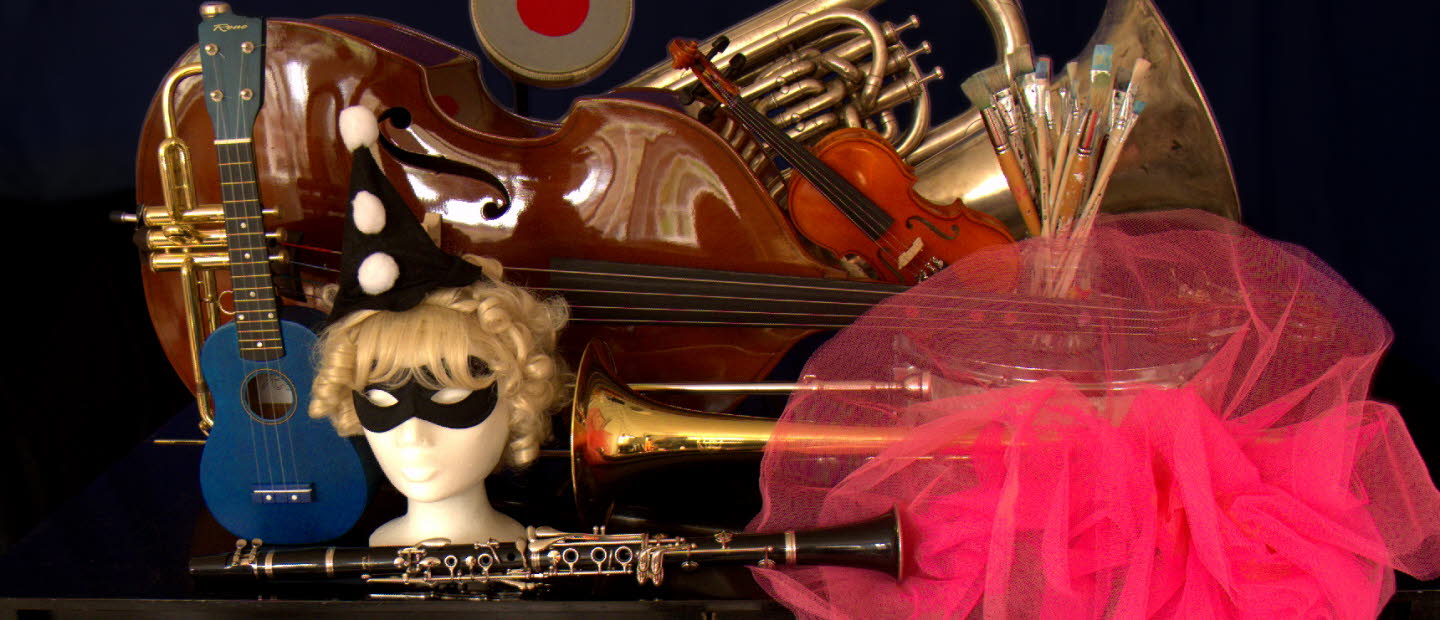 Instrument och andra kulturföremål liggandes på ett piano.