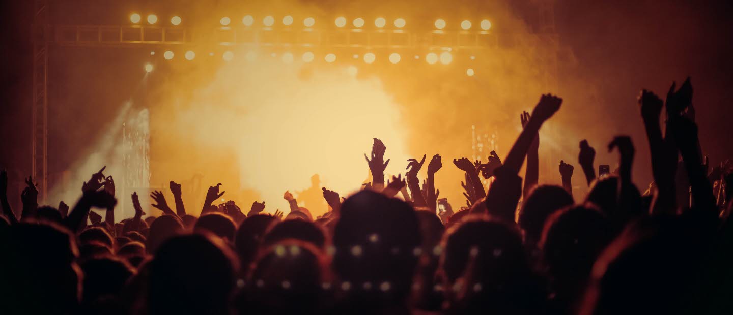 Publikhav framför en scen.