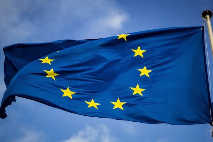 EU:s flagga på en stång. 