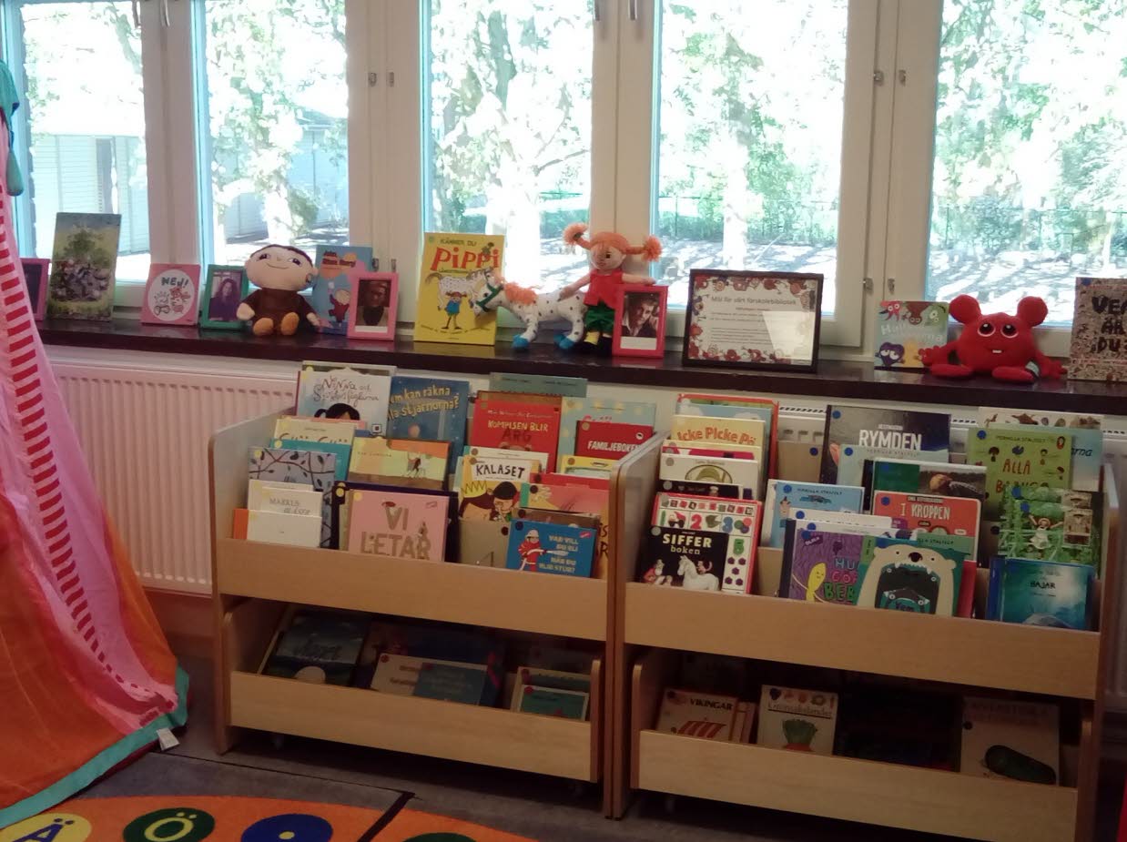 Boklådor i ett förskolebiblioteket.