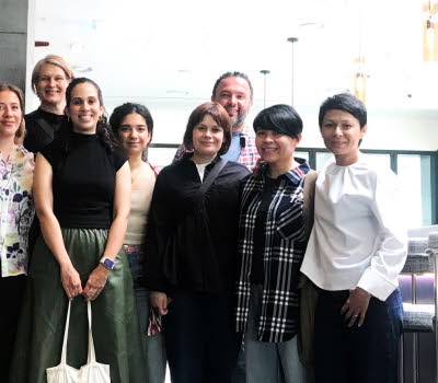 Samling glada människor i konferenslokal