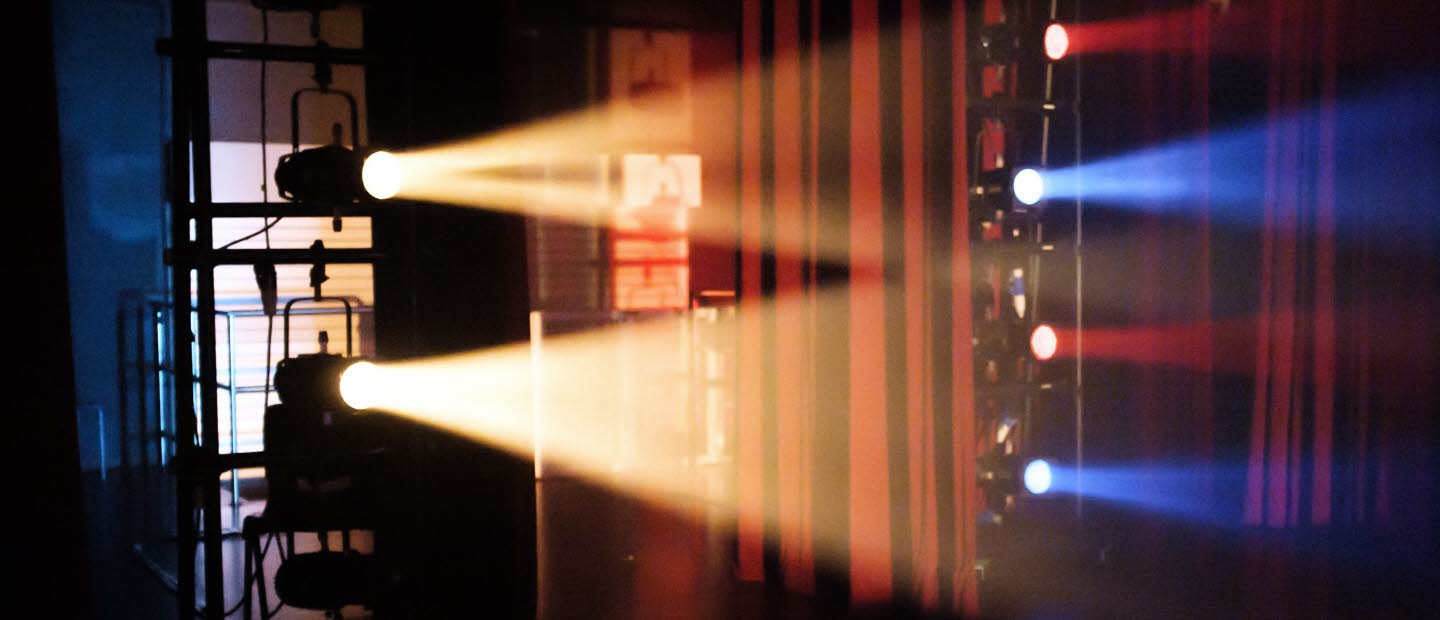 Scen belyst med gult, blått och rött ljus.