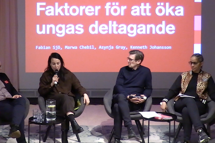 Fyra personer sitter och samtalar på en scen.