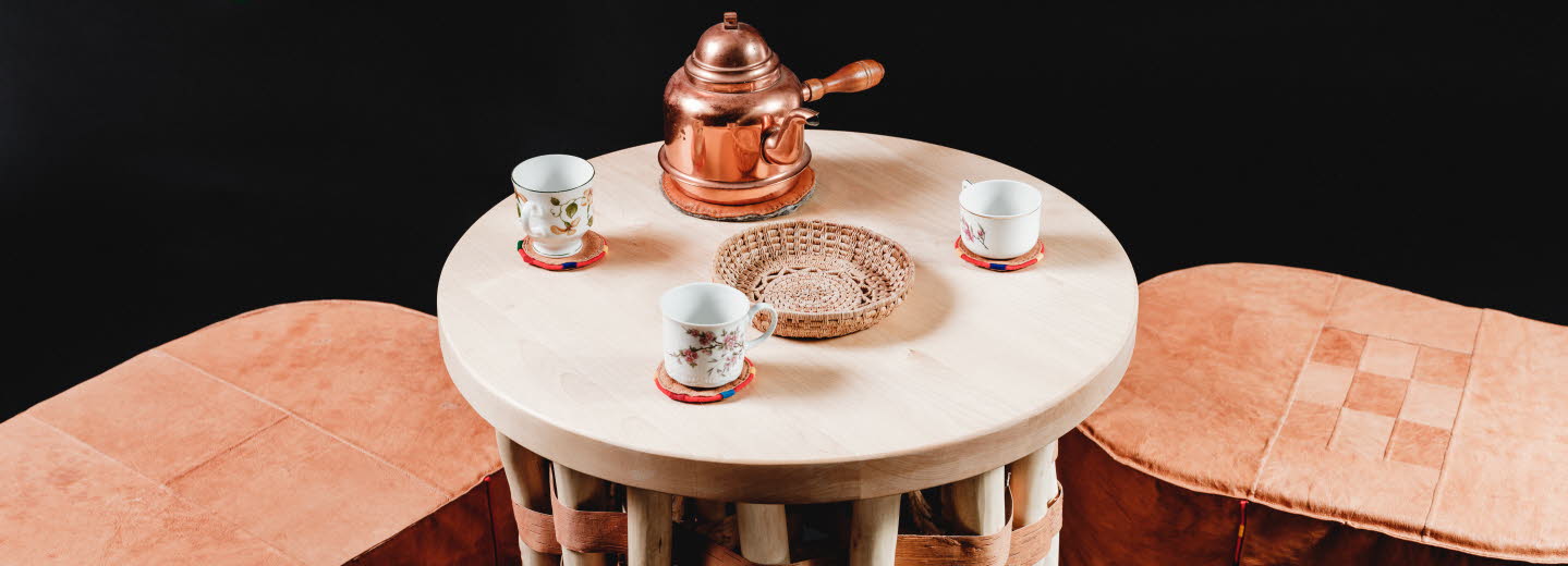 Duodje, samiskt hantverk, ett bord och pallar i trä. på bordet står det en kaffeservis.