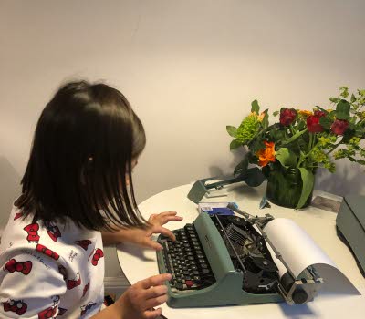 Ett barn skriver på en skrivmaskin
