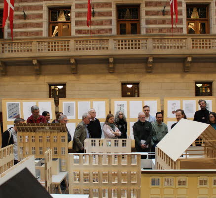 Arkitektskolan på Kungliga Konsthöskolan i Köenhamn visar en utställning med elevarbeten i Köpenhamns rådhus.